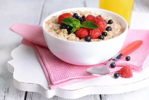 The lazy man's diet menu includes oatmeal with berries for breakfast